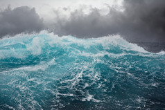 在暴风雨中大西洋海浪