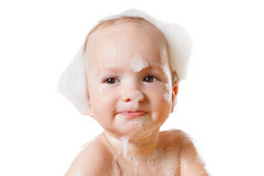 可爱的 1 岁男童在淋浴中沐浴