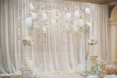 美丽的婚礼仪式设计装修元素与拱、 花艺设计、 鲜花、 椅
