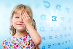 小女孩阅读视力检查表.