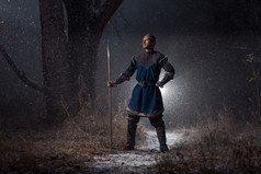 中世纪的骑士，用剑如风格游戏的王座中的盔甲