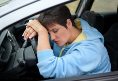 美丽的年轻女子睡在车里-户外活动