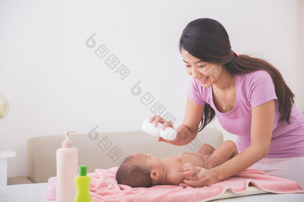 妈妈给宝宝洗完澡后应用粉末
