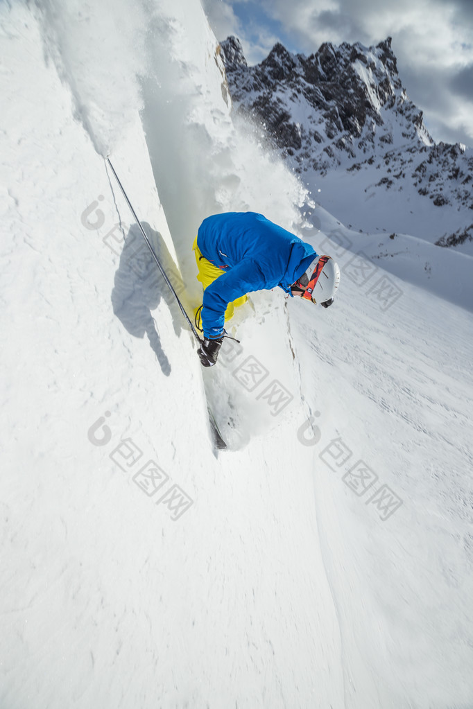 滑雪者在高山上滑行