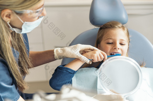 医生牙医教孩子要刷牙哦