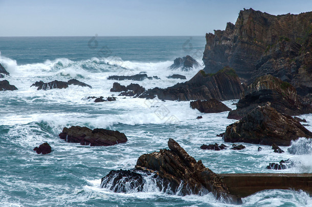 野生大西洋风暴海浪拍打岩石的海岸