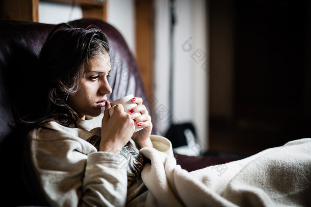生病的女人在床上, 打电话生病, 一天下班。喝草药茶。维生素和热茶的流感。女人感冒了病毒。Dysentery.Diarrhea.Woman 看生病和疲惫