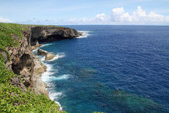 万岁崖在塞班岛，北马里亚纳群岛