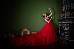 漂亮的女孩在长长的红裙子，王冠