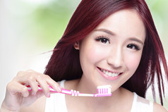 微笑的女人刷牙