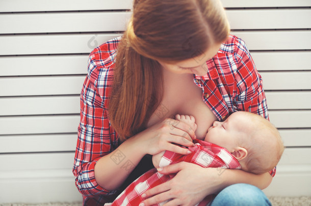 母乳喂养。妈妈母乳喂养的婴儿