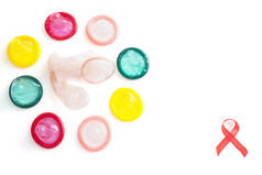 不同颜色的避孕套