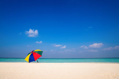 在阳光灿烂的日子，在背景中海沙滩伞