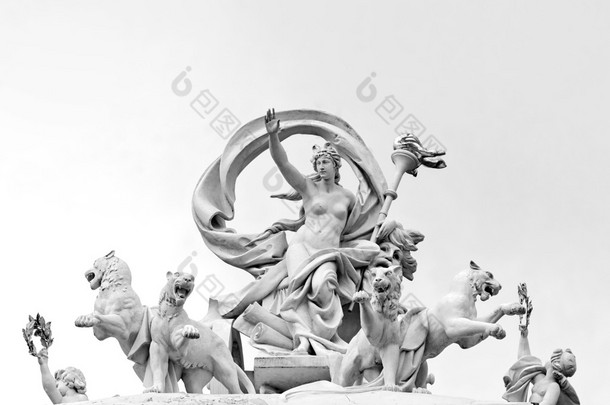 希腊女神 Melpomene 在由四个<strong>黑豹</strong>一辆战车的雕像。乌克兰敖德萨歌剧院.