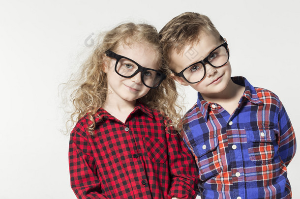有趣可爱的孩子。时尚的小男孩和女孩在眼镜、 牛仔裤、 白色 t 恤和休闲鞋格子 shirts.stylish 孩子。儿童时装