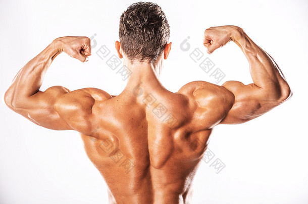 在白色的背景显示<strong>肌肉</strong>发达的身体和炫酷 abs 强健壮的男人。在白色的背景与哑铃锻炼<strong>肌肉</strong>的健美运动员家伙。白色背景上的<strong>肌肉</strong>男