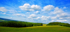 有田野和云彩的夏季风景.