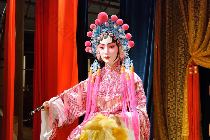 漂亮中国戏曲演员执行与传统服饰的舞台上图片-包图网企业站