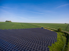 采用太阳能可再生能源的发电厂