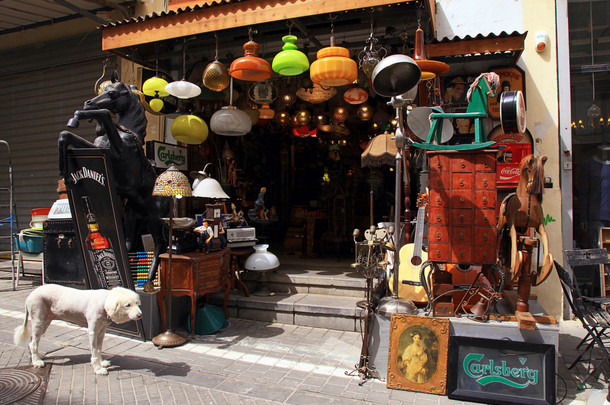 老式的旧灯、 玩具、 家具和其他工作人员在特拉维夫 Jaffa 跳蚤市场