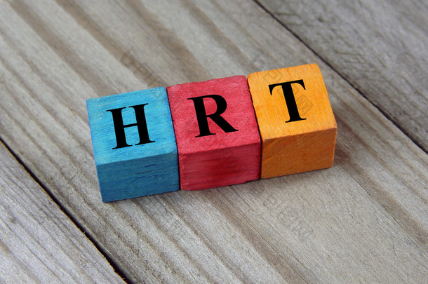 Hrt （激素替代疗法） 首字母缩略词在木制的背景