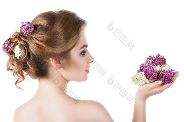 淡紫色的花发型美容时尚模型女孩.