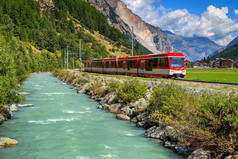 在瑞士，欧洲电力红色旅游列车