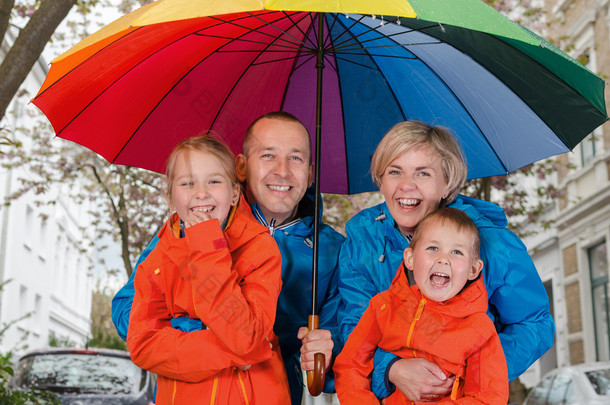 在保护伞下快乐雨家庭微笑