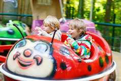 两个小男孩在游乐园的旋转木马