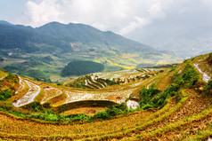 高地充满水的水稻梯田景观，越南