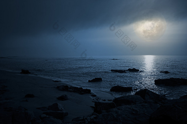 空的海边，在多云的月圆夜