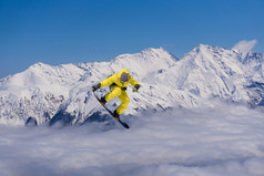 在山区，跳跃极限运动的滑雪者.