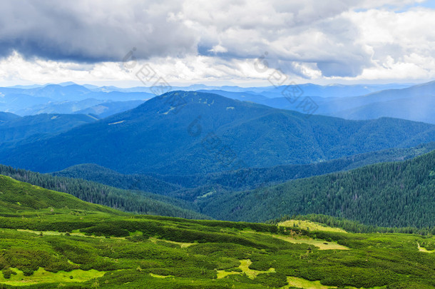 风景如画的喀尔巴鄂山脉景观，从<strong>高处</strong>欣赏，丘诺戈拉山脊，乌克兰.