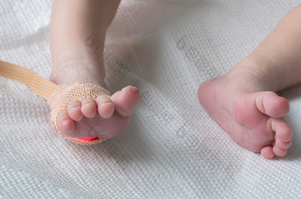 脉搏血氧仪传感器<strong>脚上</strong>的新生婴儿在医院床上特写