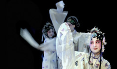 漂亮的中国传统戏曲舞台表演服装的女演员