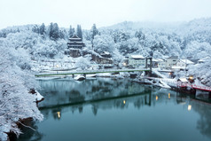 有湖泊和村庄的冬季风景