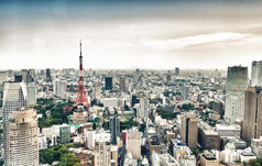 东京的摩天大楼和东京塔鸟瞰图