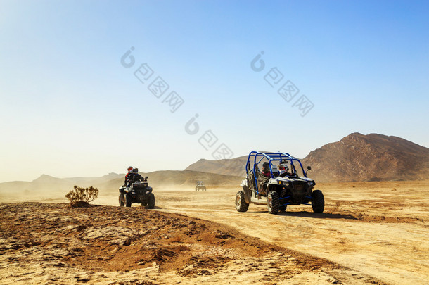 梅尔祖加，摩洛哥-2016 年 2 月 24 日︰ <strong>车队</strong>的越野车 (R