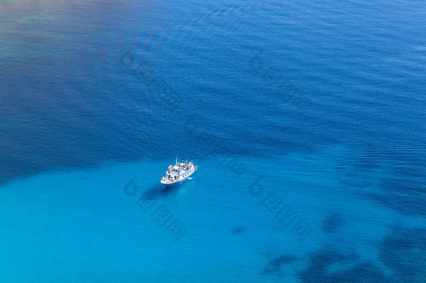 游轮。开放的蓝色地中海大游轮.
