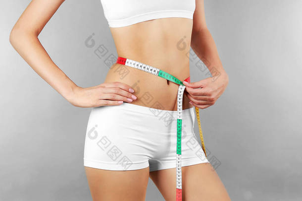 测量腰围的女人