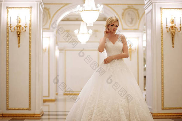 美丽的年轻女子在室内豪华婚纱礼服新娘