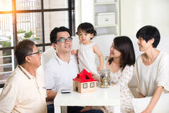 亚洲家庭理财概念照片