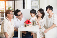 亚洲家庭理财概念照片