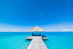 马尔代夫美丽的海滩，配有水上房和长长的防波堤。暑假的概念.