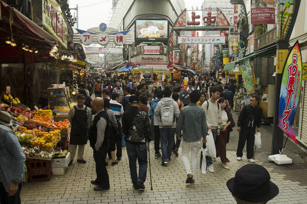 日本人和游客外国人步行购物