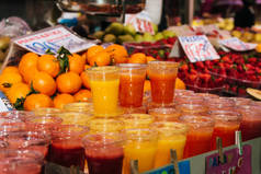 各种色彩艳丽，果味饮料市场在冰上