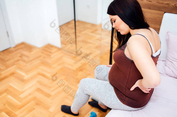 年轻孕妇与背痛