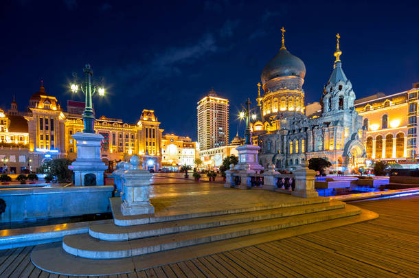 哈尔滨圣索菲亚大教堂在夜间从广场