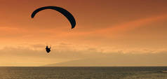 滑翔伞飞行在日落时分