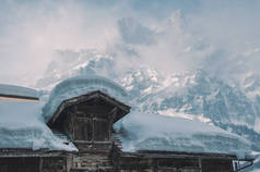 瑞士在雪地里的房子